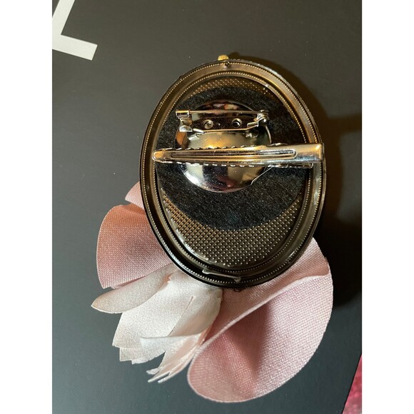 Audrey Hepburn Brooch Pin with Crystal and Pearls - Picture 6 of 10